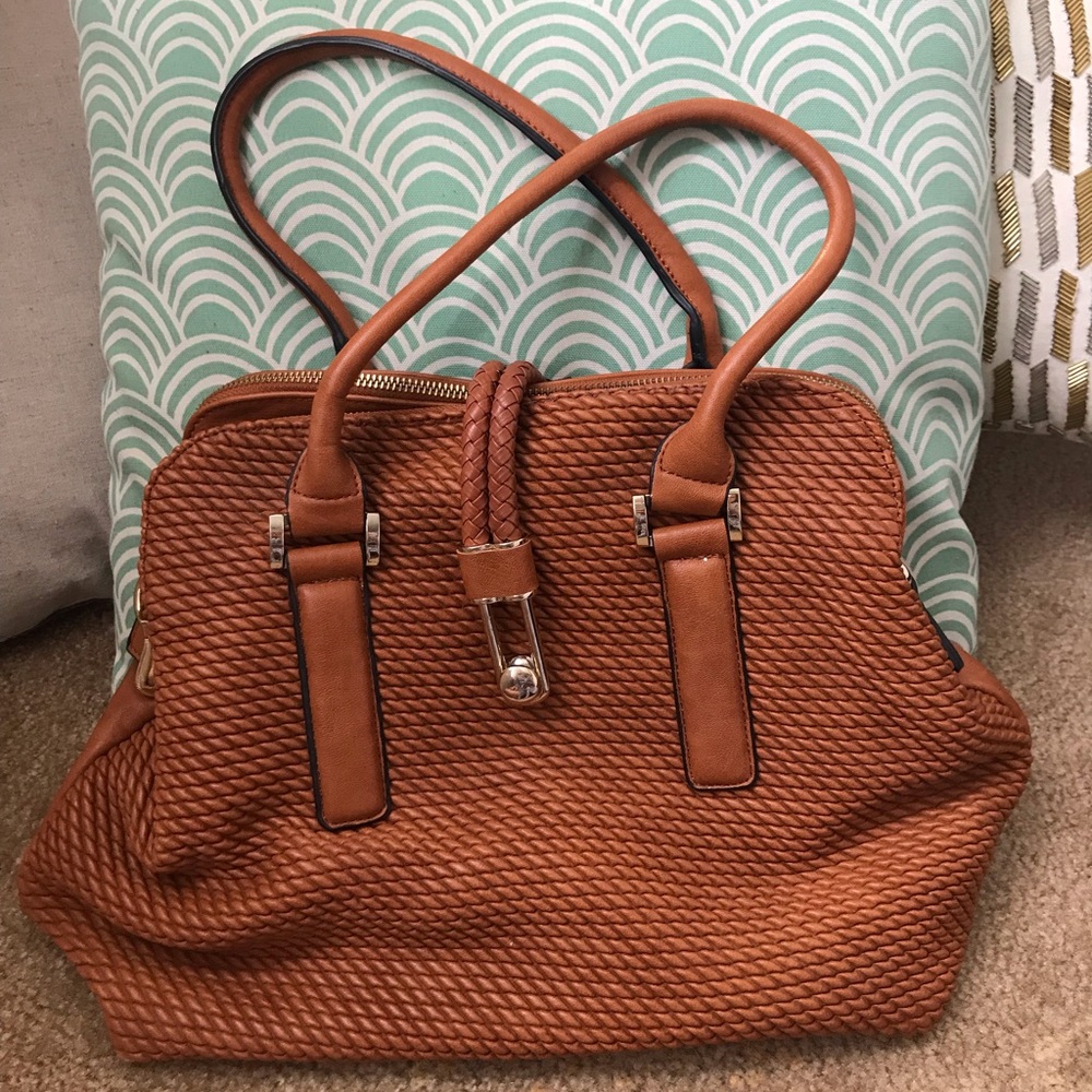 MULTI-POCKET COGNAC PURSE